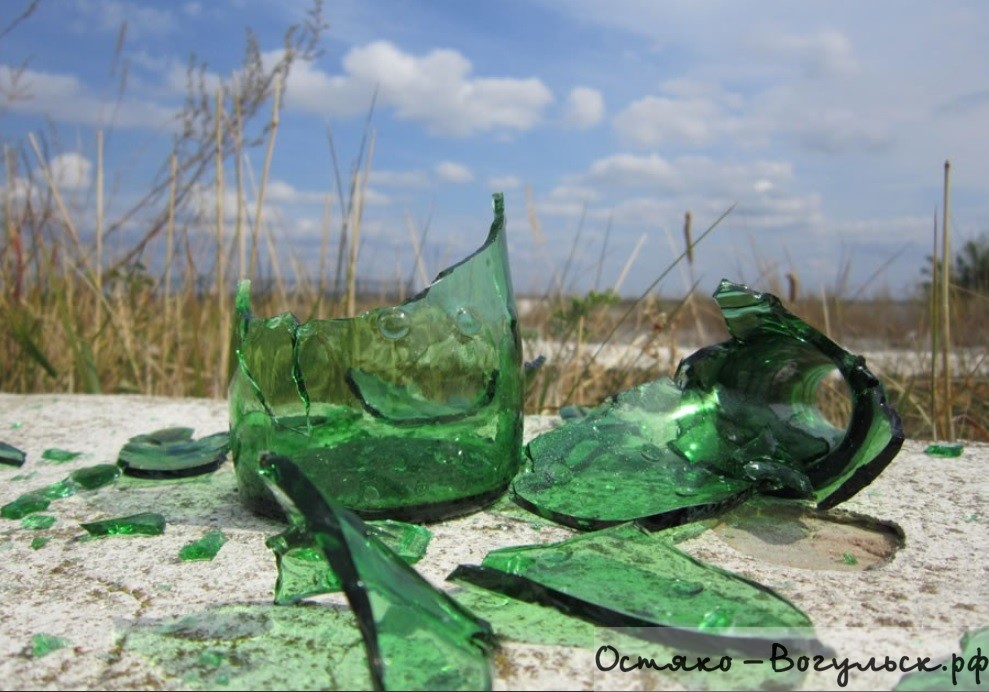 Озеро разбита. Стеклянные отходы. Стекло в природе. Разбитое стекло бутылки. Разбитые стеклянные бутылки.